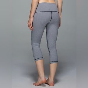 Lululemon $92 Wunder Under Crop II (Roll Down)
Gingham Luon White Black Size 6